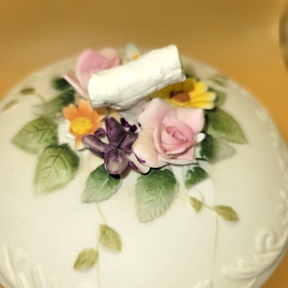 Vintage Lefton Capodimonte Porcelain Footed Trinket Box With Floral Lid SM2011 - Picture 4 of 7